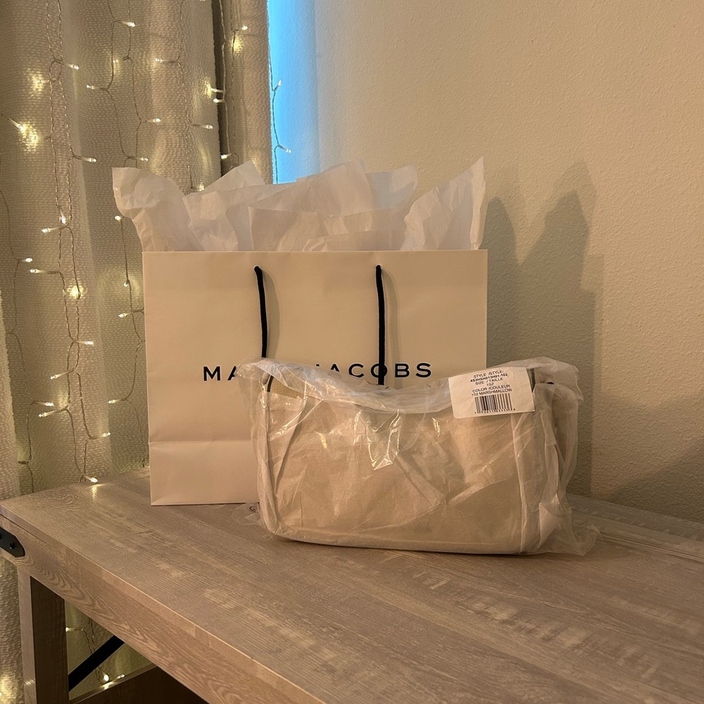 Marc Jacobs convertible shoulder hobo bag/purse with logo strap in marshmallow - Picture 10 of 12